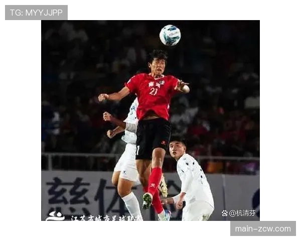 青少年足球联赛激战正酣，各队全力以赴，争夺荣誉与成长机会